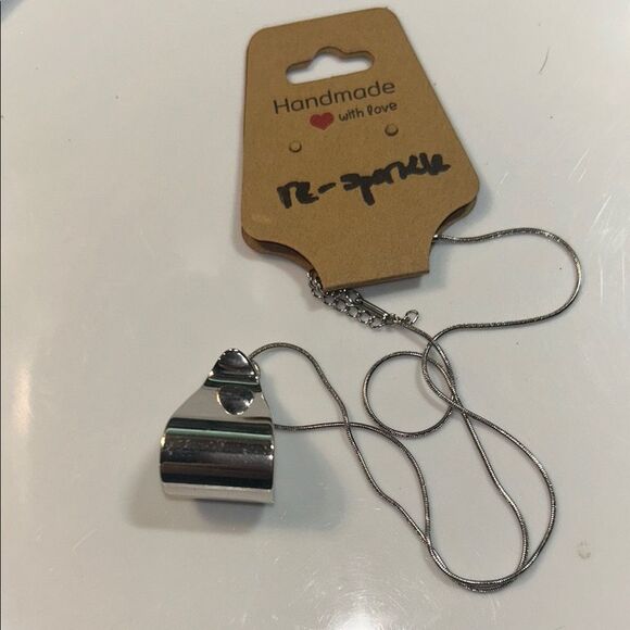 Elegant Silver Necklace with Minimalist Design - Picture 1 of 3